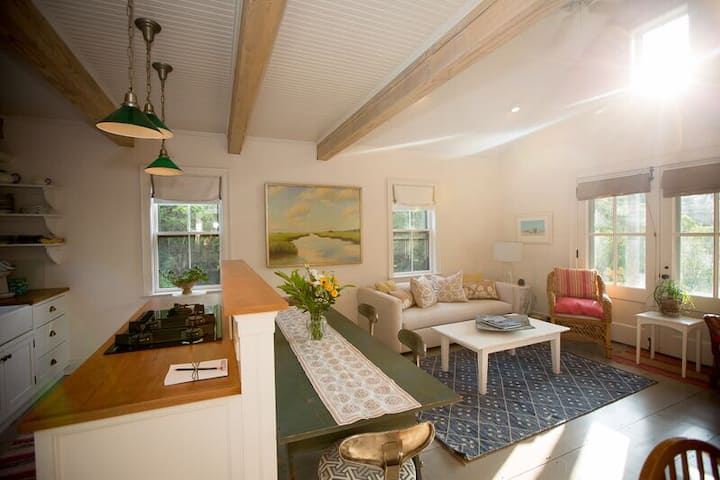Cuddle In Cottage Near Surfside Beach - Nantucket, MA