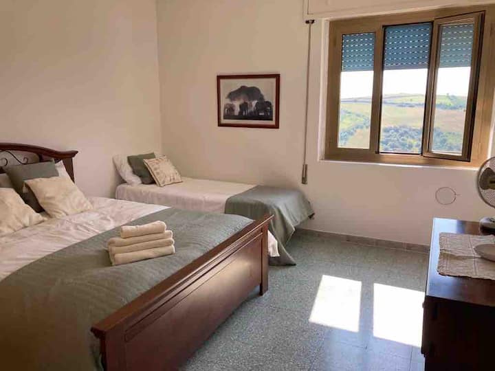 Dormitorio 3 con cama tamaño king y cama individual