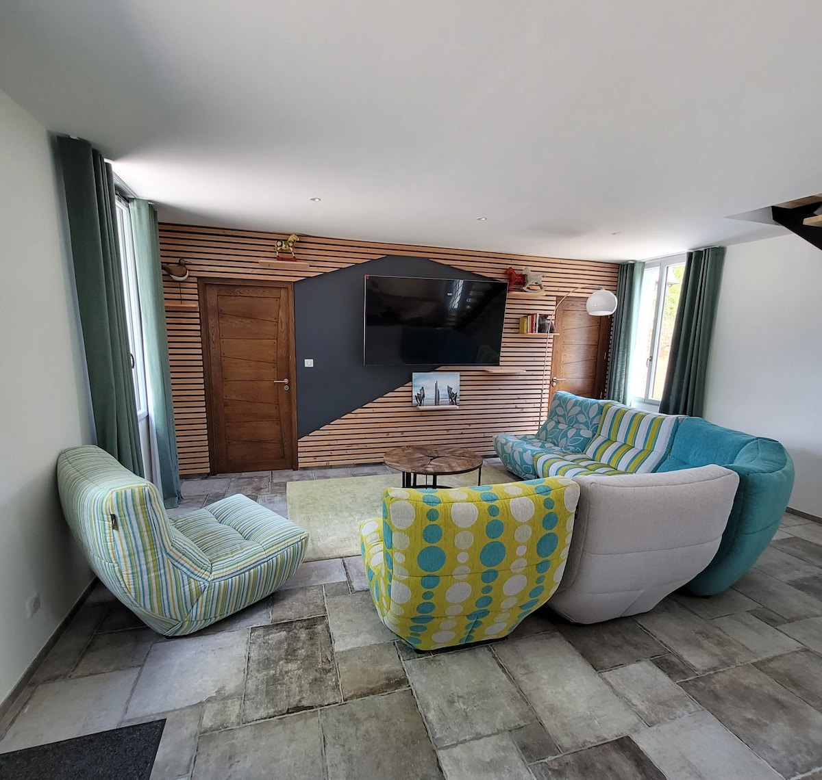 Popular Airbnb listing: LE SECHOIR Rated ⭐️⭐️⭐️⭐️⭐️ Bayeux Center 9 people in Bayeux