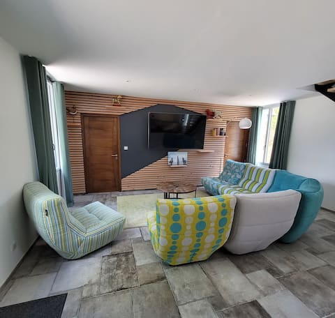 Popular Airbnb listing: LE SECHOIR Rated ⭐️⭐️⭐️⭐️⭐️ Bayeux Center 9 people in Bayeux