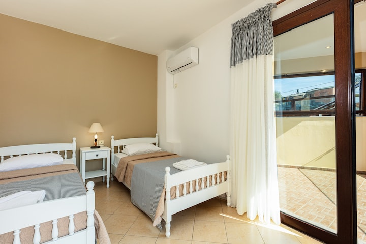 Bedroom with 2 single beds on ground level