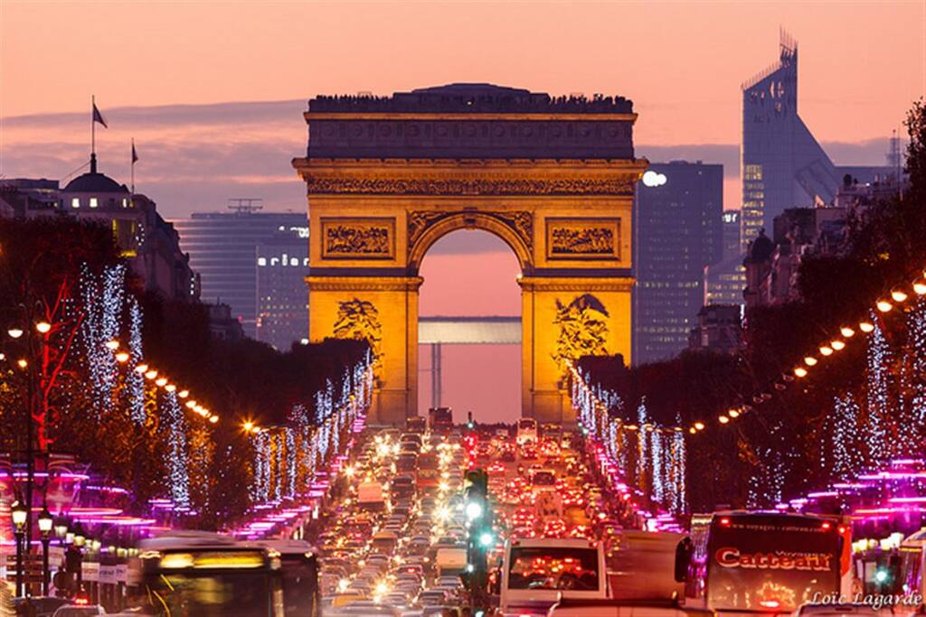 à 10mn à pied des Champs Elysées !