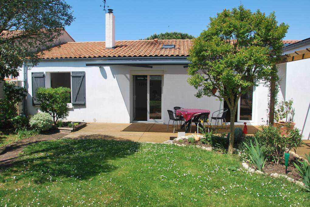 jardinet arrière avec terrasse