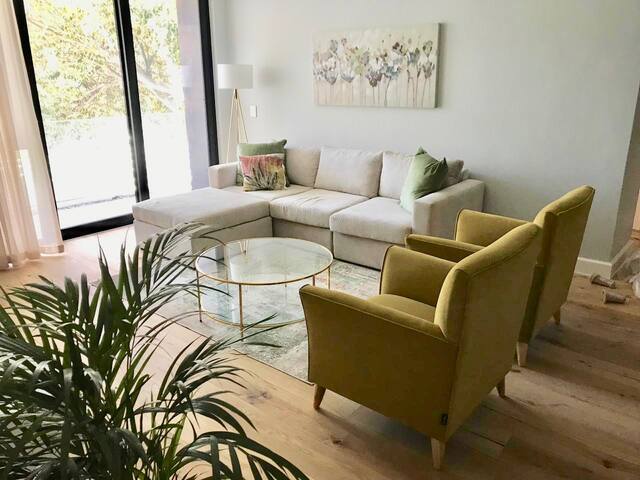 New apartment in the heart of trendy Green Point