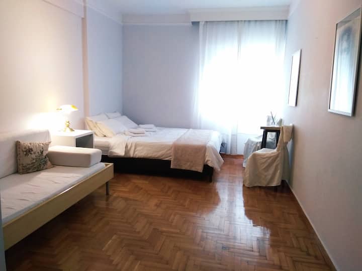 第二间卧室（一张双人床和一张单人床）