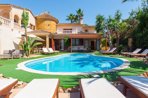 Castellet. Great villa with pool near Palma.