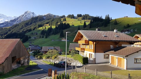 Chalet with majestic Alps View, Hiking Haven!
