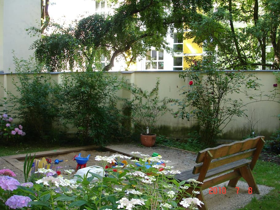 Garten mit Buddelkiste.