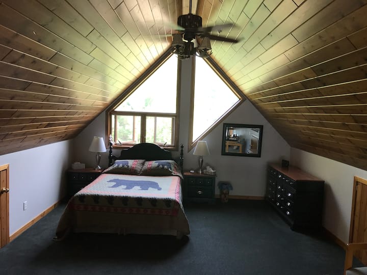 ห้องนอนแบบลอฟท์เตียงควีนไซส์