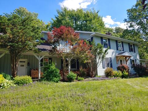Large Home, near 7 Oaks, Sleeps 8, Gorgeous Yard