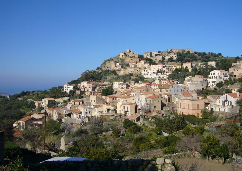 village authentique, calme et vivant, à proximité de L'Ile Rousse