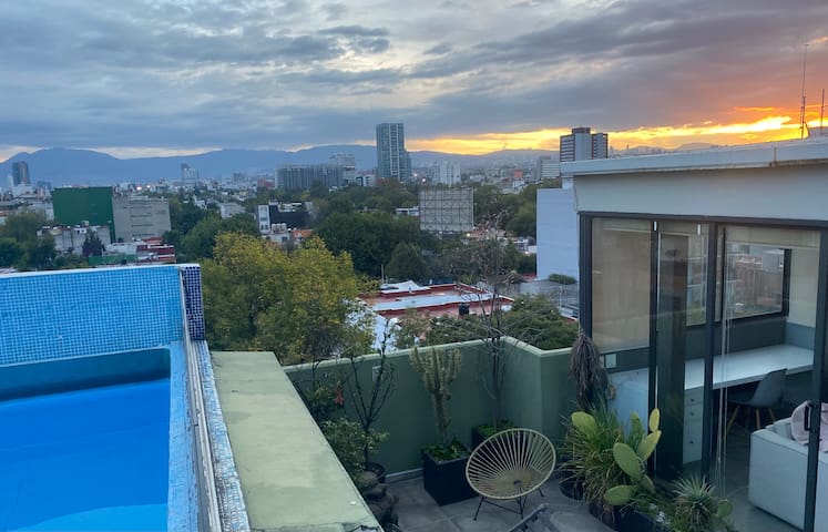 Penthouse, 2 Floors, 3 Private Decks, Pool, 3 bed