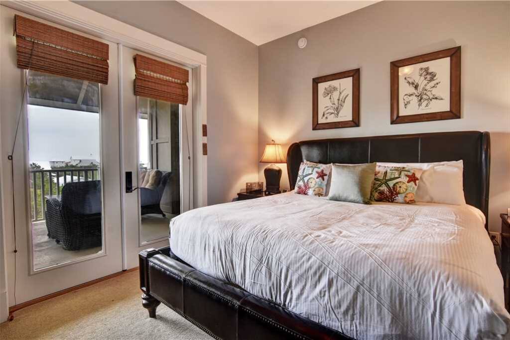 Couch,Furniture,Indoors,Room,Dining Room