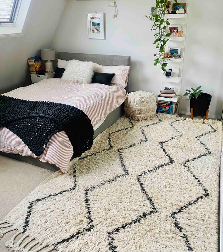 Chambre à coucher avec lit double, salle de bain privée attenante avec douche et toilette, et téléviseur