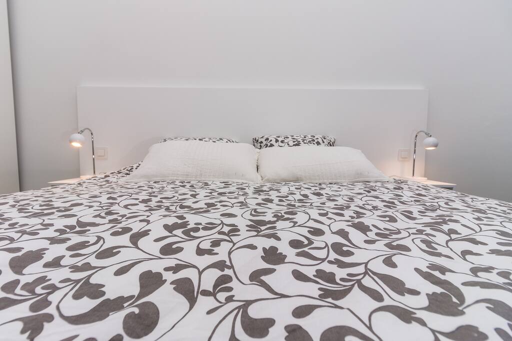 King size bed (160cm x 200 cm)