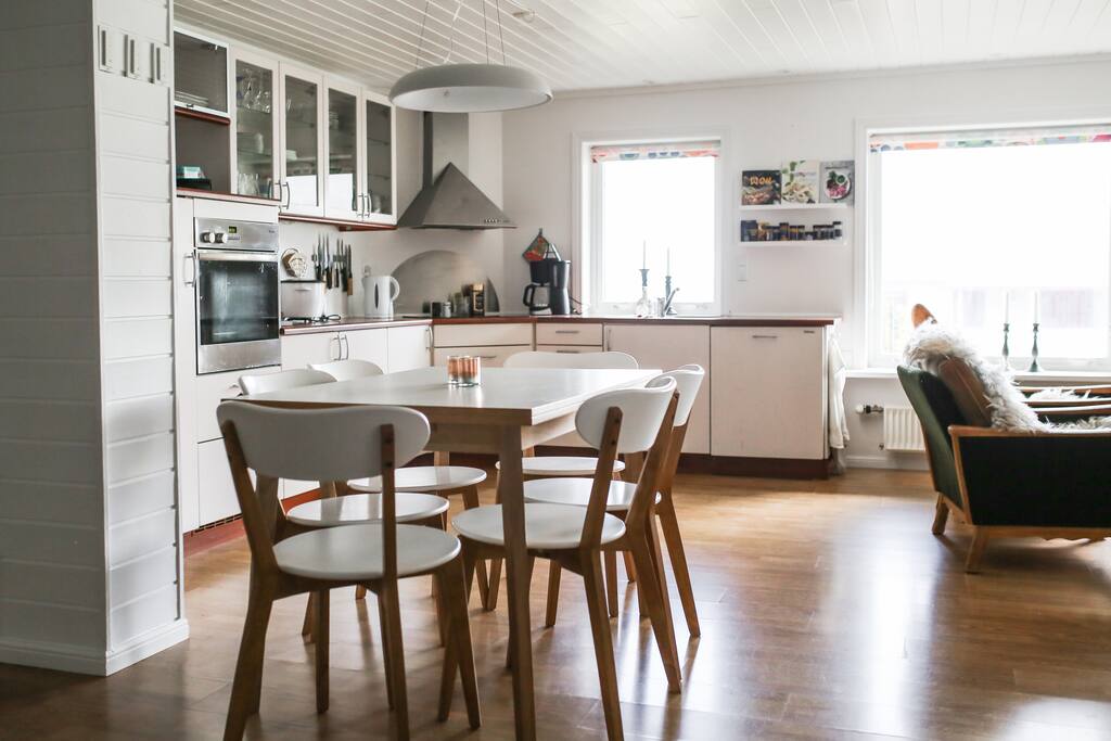 The dining table can be made longer so 10 people can sit there.