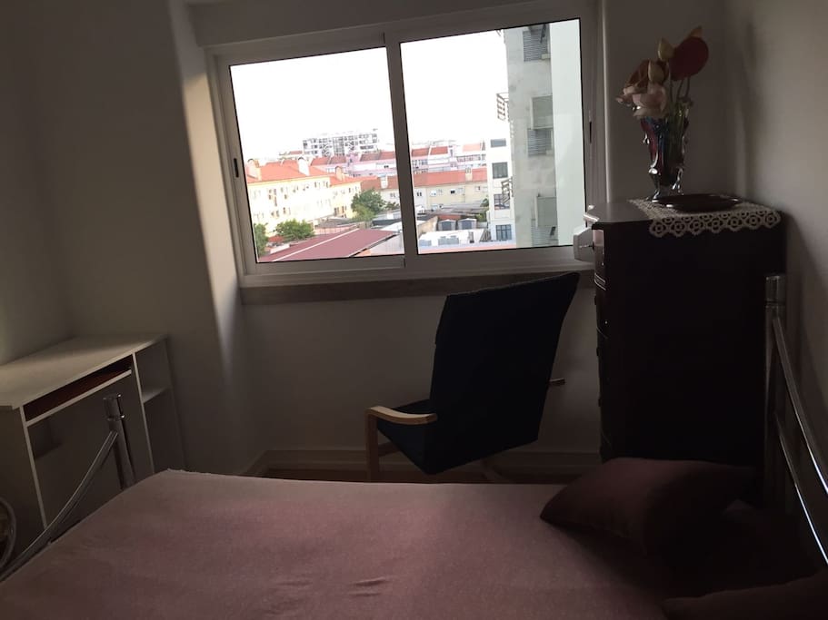 Confortable room with a single bed, big enough for a couple