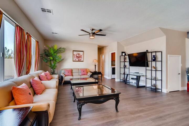 Near Downtown & Speedway, has 15 beds gallery image 3