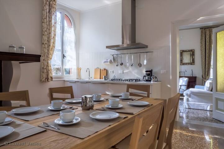 BARBARIA huge TERRACE in Castello! gallery image 4