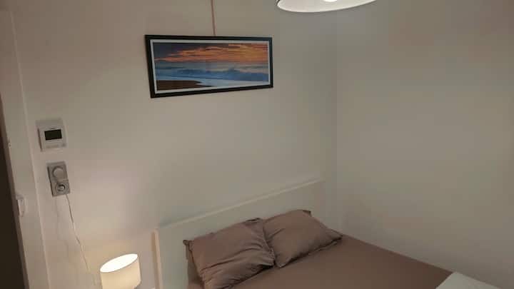 Spálňa 2: Môže byť rezervovaná okrem spálne 1. Je vybavená malou chladničkou, mikrovlnnou rúrou, kávovarom, rýchlovarnou kanvicou.
Vchádzate cez vlastnú kúpeľňu. Táto je zdieľaná so spálňou 2.