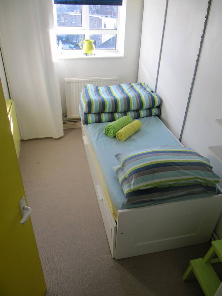 Piccola camera da letto con letto singolo che diventa una matrimoniale