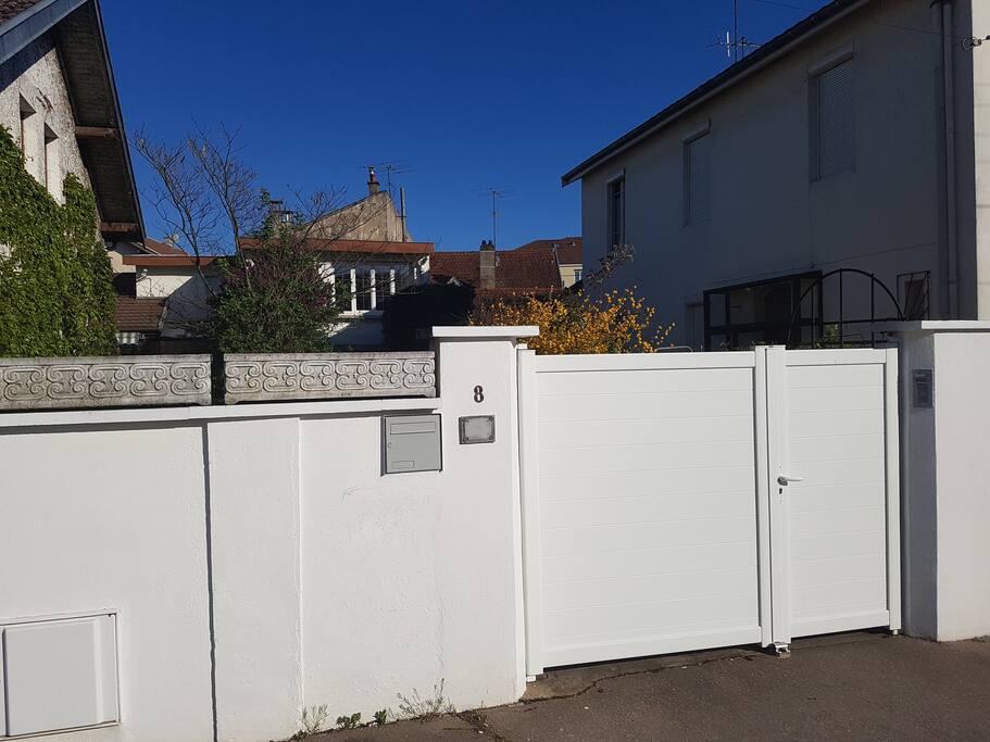 Entrée depuis la rue
