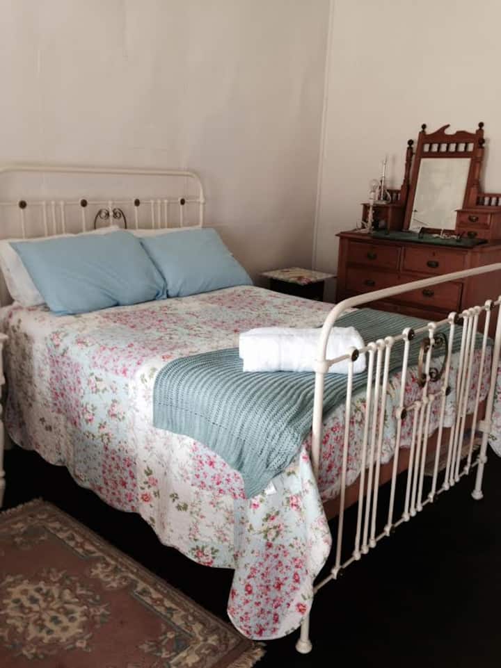 El dormitorio vintage tiene acceso a la terraza delantera.