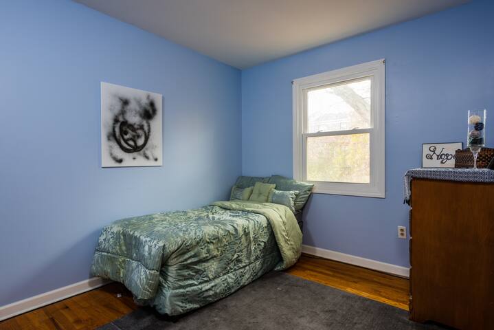 Cozy Blue Room near State Capitol