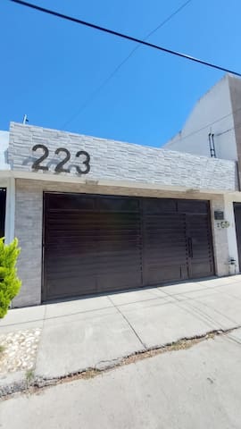 Entire home with 3 bedrooms in León - Residencia en León