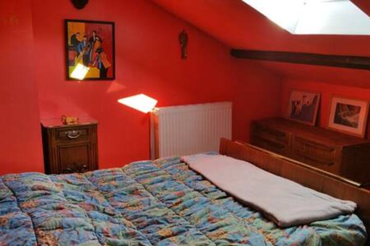 На горния етаж - червената стая с удобно двойно легло