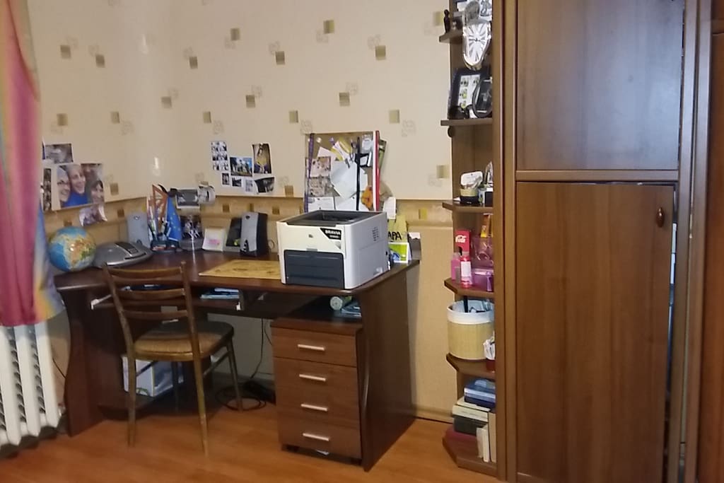письменный стол напротив дивана