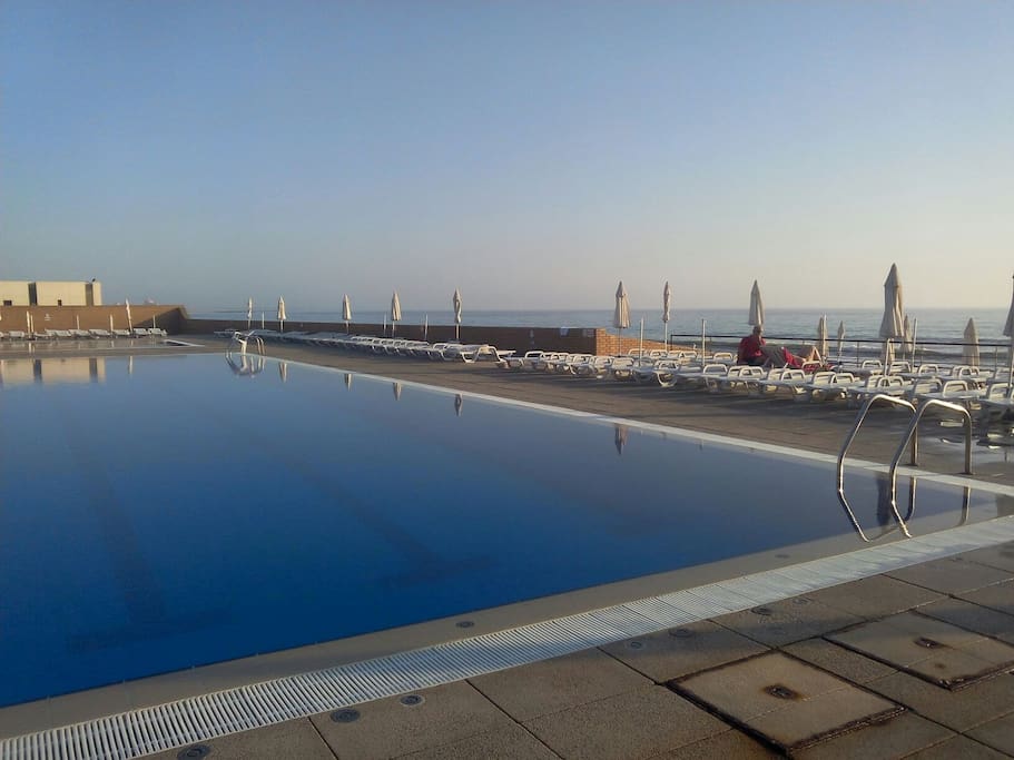 Piscina de água salgada com vistas sobre o oceano