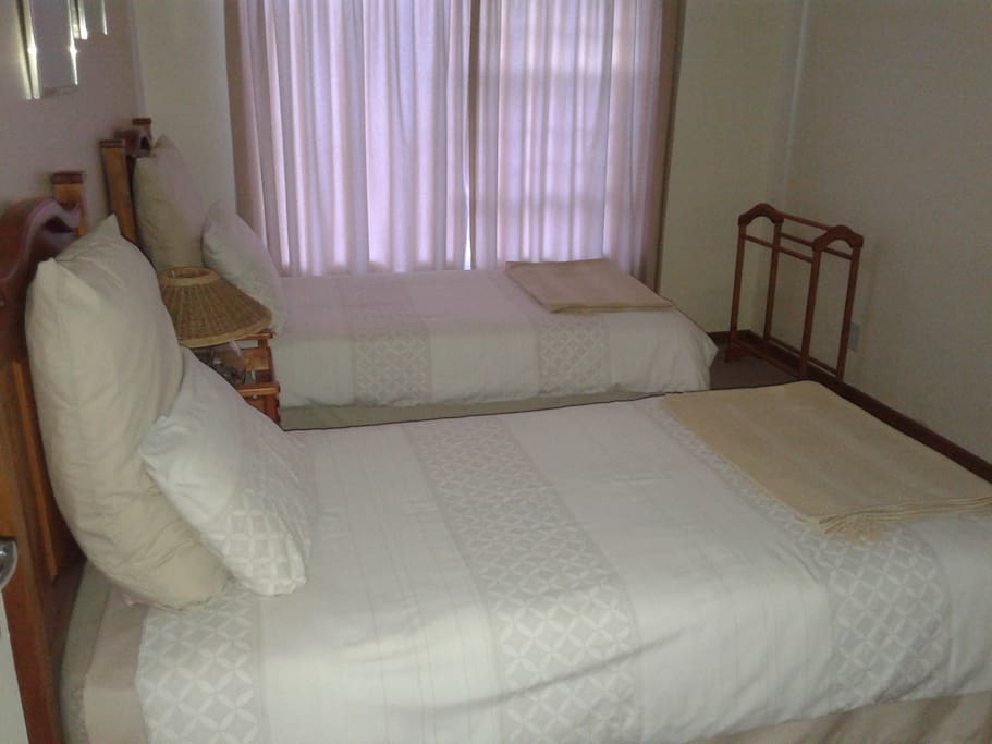 Bedroom with 2 single beds