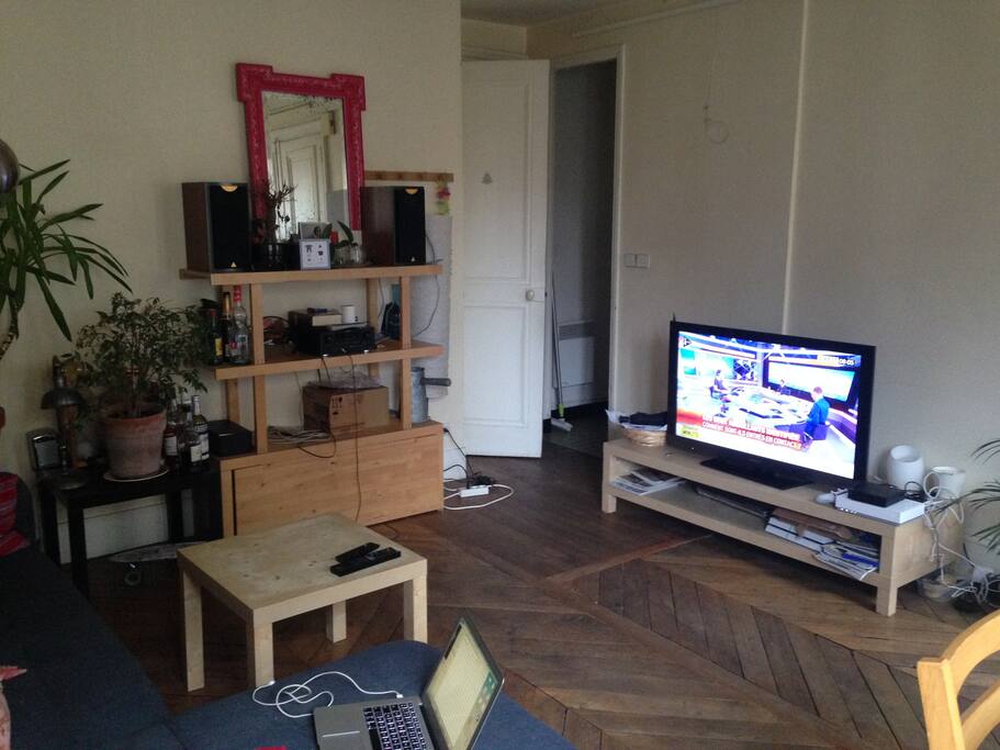 salon 2 avec une grande télévision