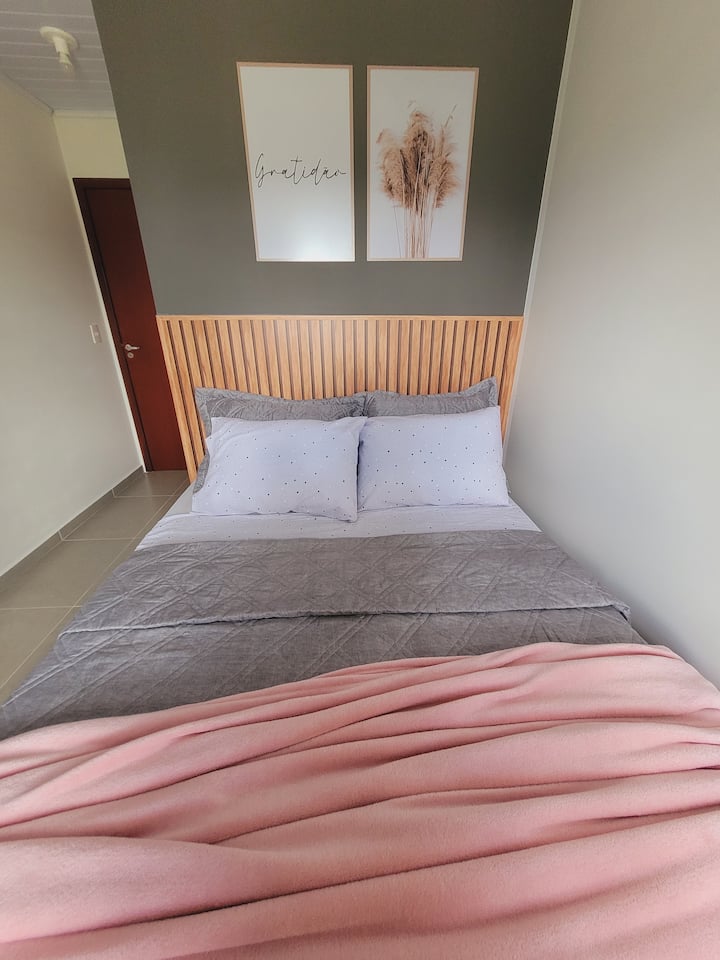 2. spavaća soba s bračnim krevetom.