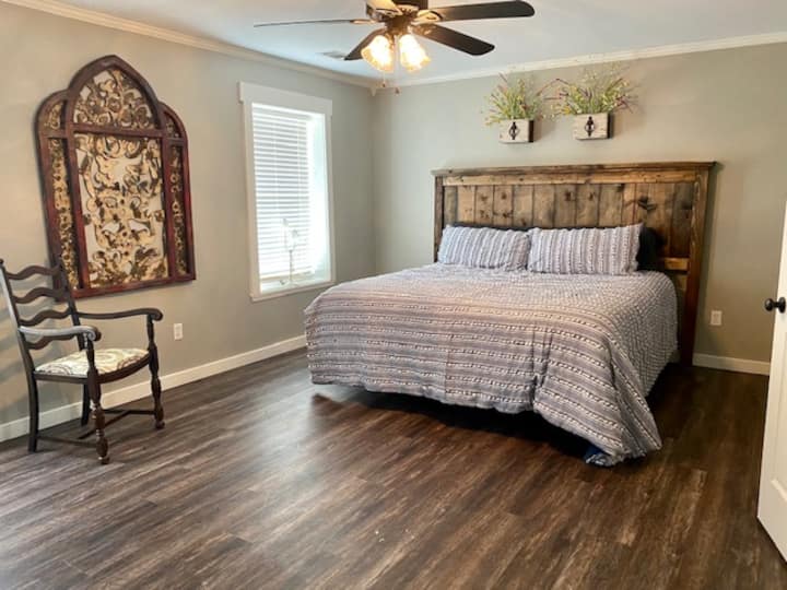 卧室：加大双人床