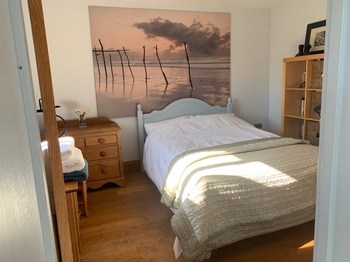 卧室配有一张标准双人床。 
请勿在屋内吸烟。 