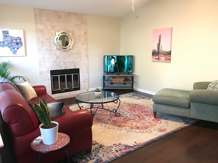 Kožený gauč s rozkladacou posteľou z pamäťovej peny. Krb horí na drevo.