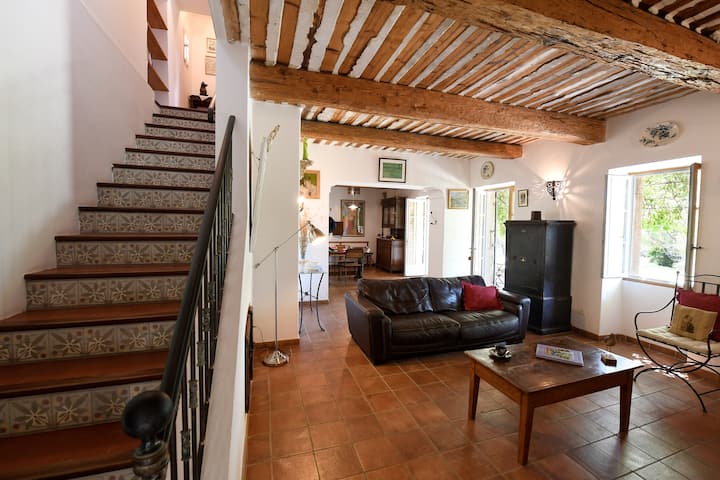 La sala de estar y la escalera con decoración de azulejos de cemento
