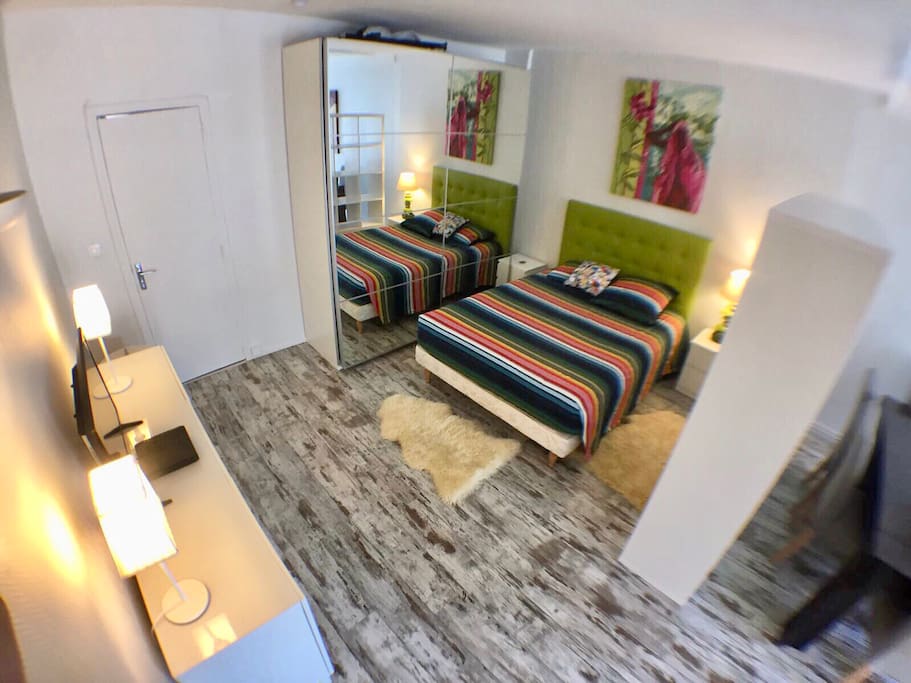 Coté chambre avec TV TNT et l'armoire miroir.