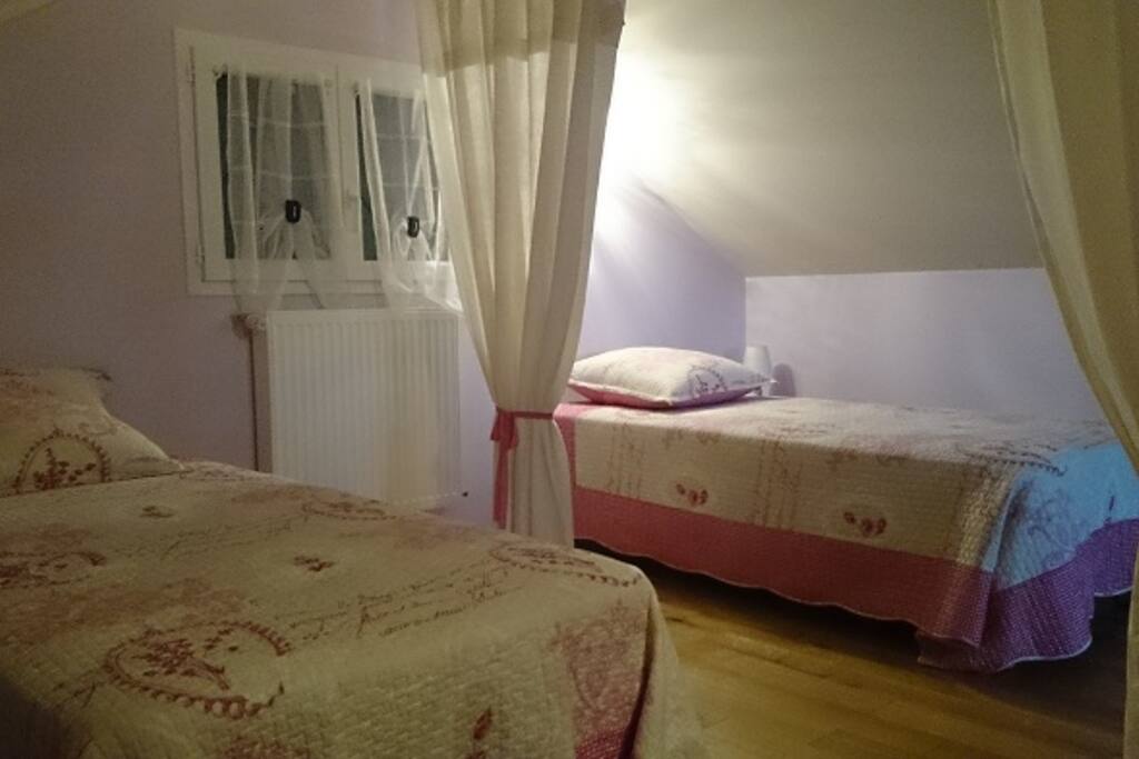 Chambre 2 lits 1 personne