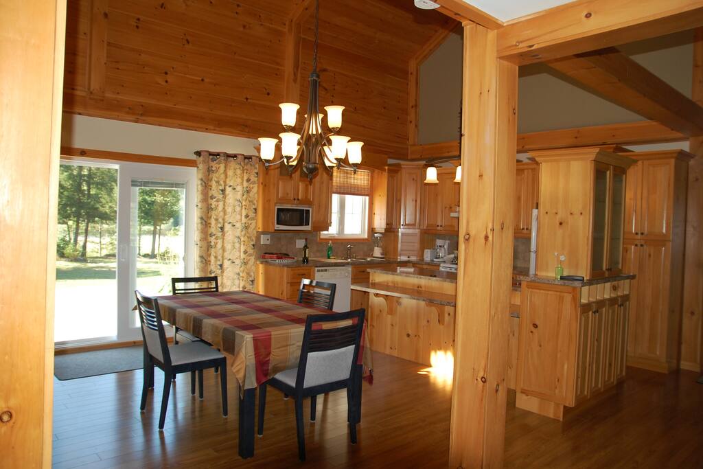 Salle a diner avec un regard sur votre magnifique terrain et au loin votre coin du Lac Aylmer