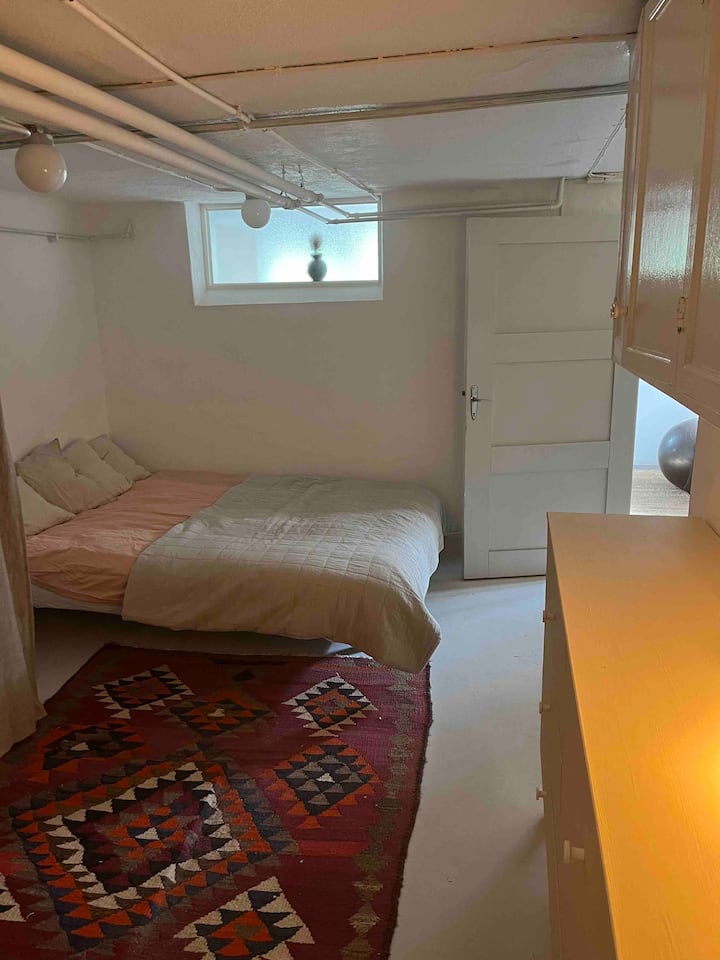 Chambre 4 située au sous-sol. Lit de 140 cm de large.