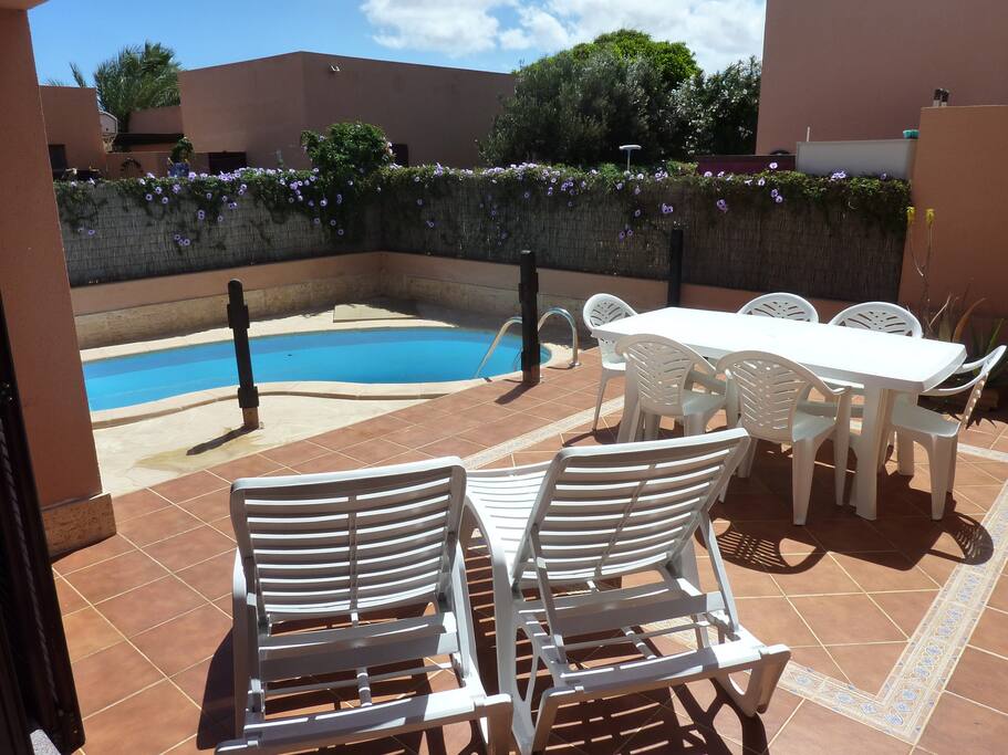 Private pool without fencing