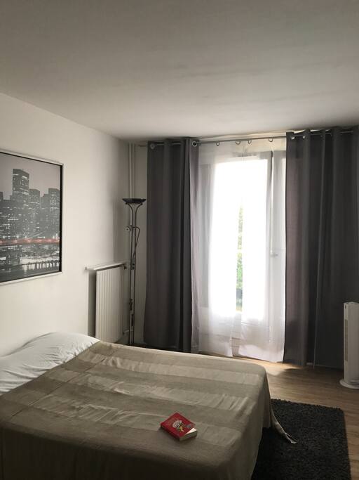 Chambre privé, lit double, vue sur piscine