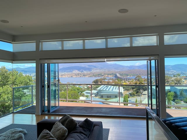 Spacious 4BR Home: Amazing Views, Ideal for Groups gallery image 2