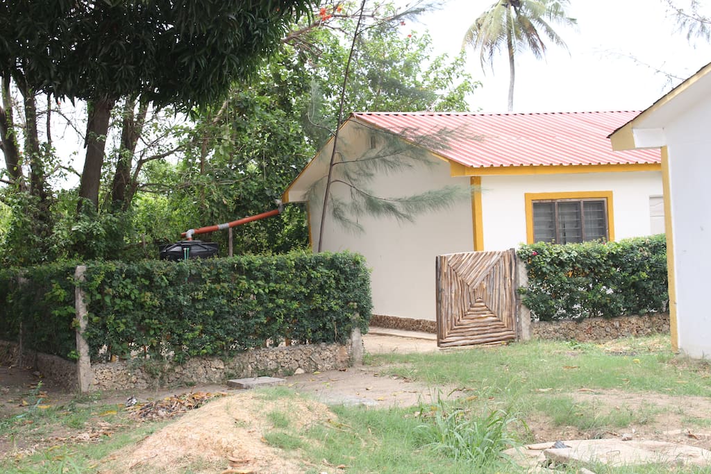 Well demarcated boundaries inside the estate with a sizable compound great for activities such as barbecues and sunbathing. A big mango tree shades the compound hence moderating direct heat from the sun.
