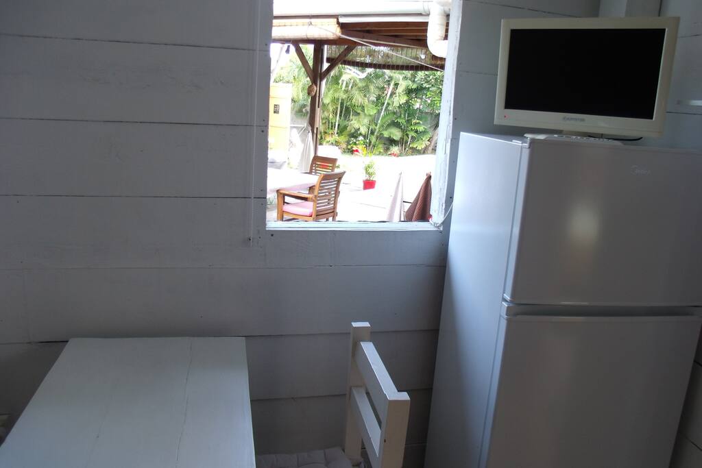 coin frigo-congélateur et table - bureau