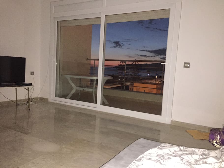 salon avec wifi donnant sur balcon et vue sur mer.