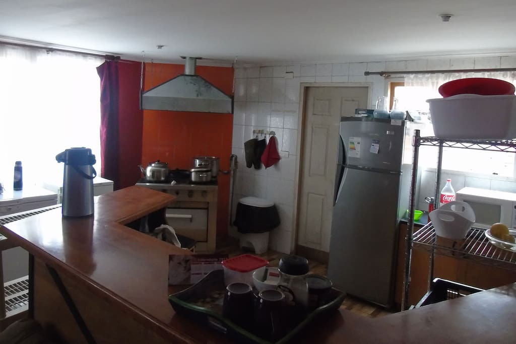 ...completa Cocina, dos Refrigerador (uno de pasajeros), Micro Hondas, Loza, servicio Hollas, Utensilios y Copas...